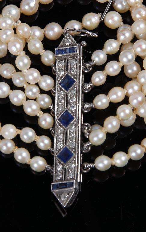 ARMBAND, odlade pärlor med lås i 18k vitguld samt 22 briljantslipade blåsafirer.