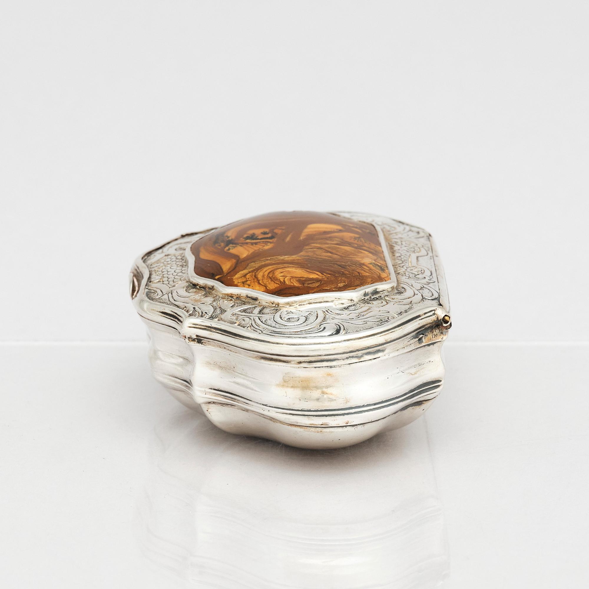 Snusdosa, delvis förgyllt silver och agat, oidentifierad mästarstämpel, mitten 1700-talet. Rokoko.