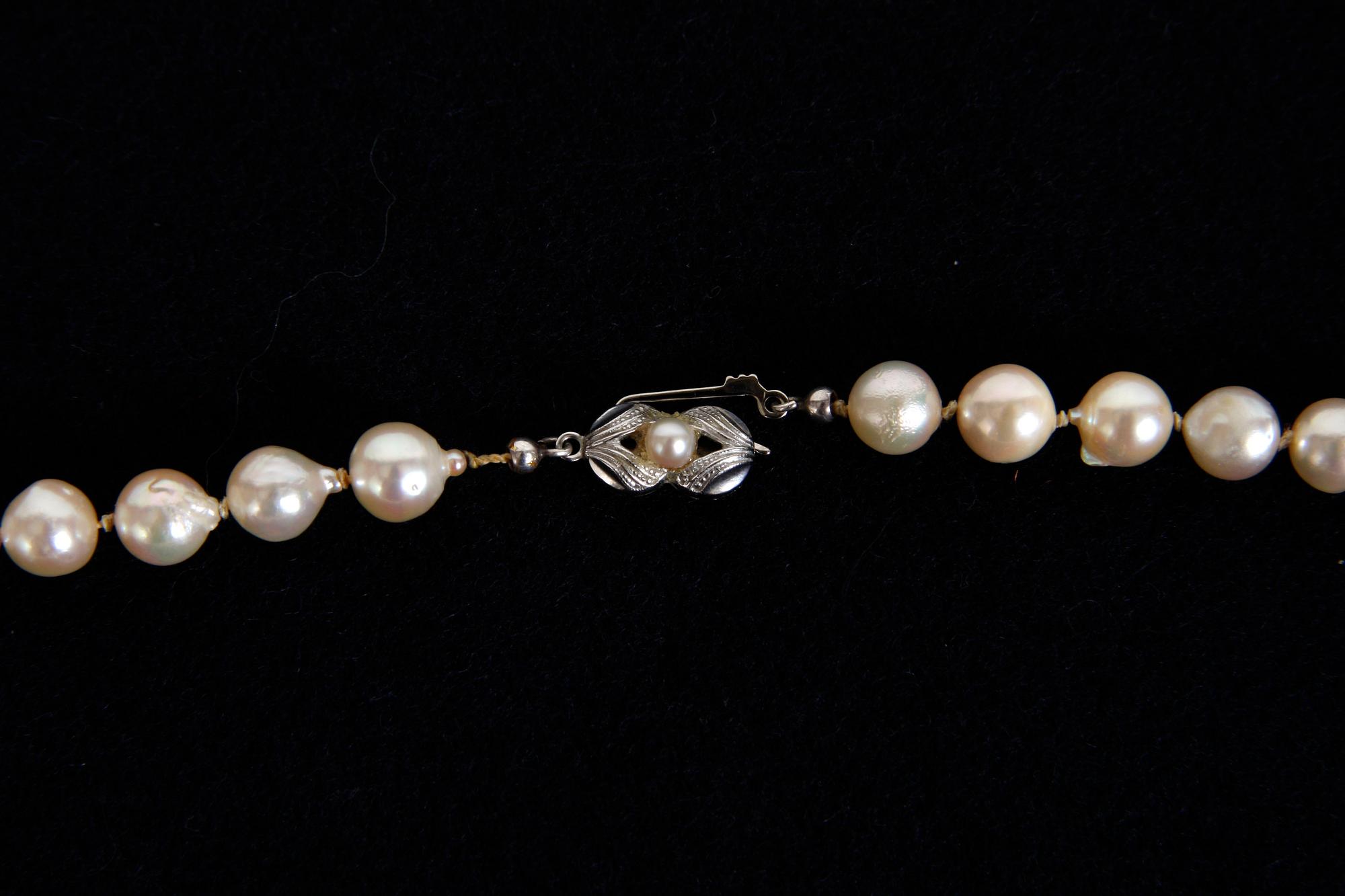 PÄRLCOLLIER med silverlås.