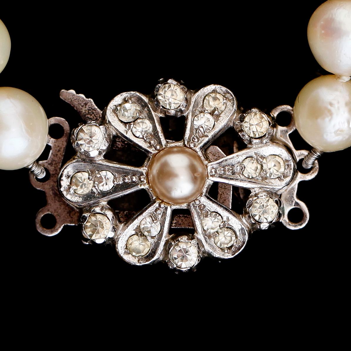 PÄRLCOLLIER, 2 st, odlade doserade pärlor, 1900-talets andra hälft.