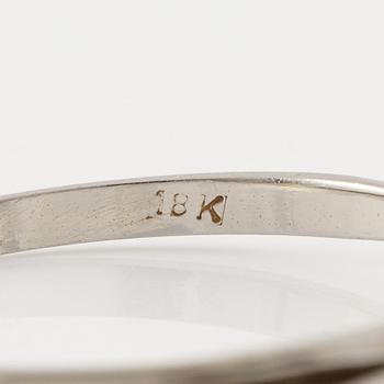 Ring 18K vitguld med briljantslipad diamant.