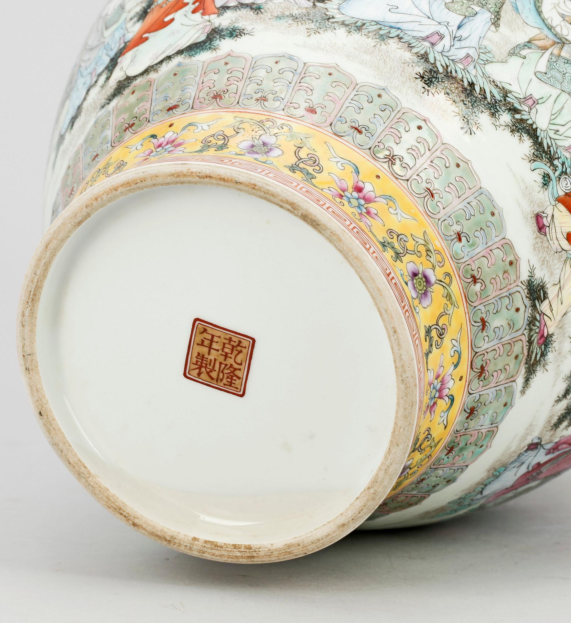 URNA, porslin, Kina, 19/2000-tal. Bär Qianlongs märke.