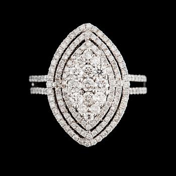 109. A brilliant-cut diamond, circa 1.35 cts in total, ring. Kvalitet ca G-H/VS-SI.