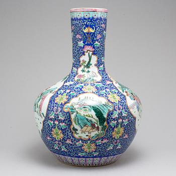 A large Chinese famille rose 'tianqiuping' vase, 20th century.
