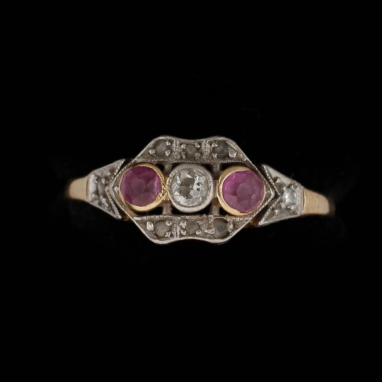 RING, 18k guld, importstämplad, med  runda antikslipade rubiner och diamant. Vikt ca 2,3 gram.
