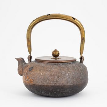 A Japanese tea pot, unsigned, early 20th Century.