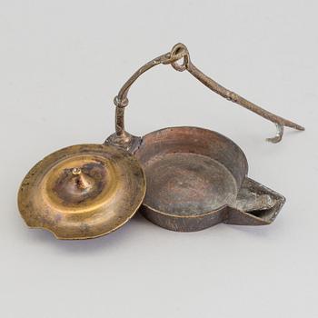 AN 18TH CENTURY BRONZE OIL LAMP.