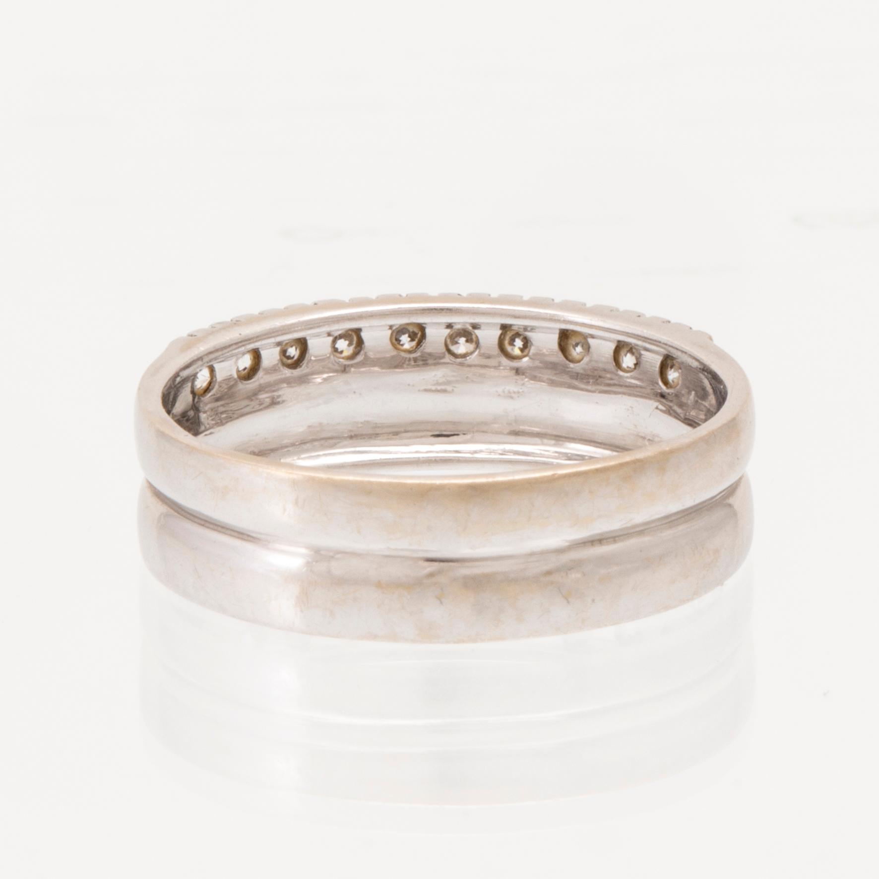 An 18K white gold ring set with round brilliant-cut diamonds.