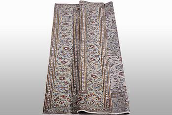 A carpet, Kashan, ca 291 x 201 cm.