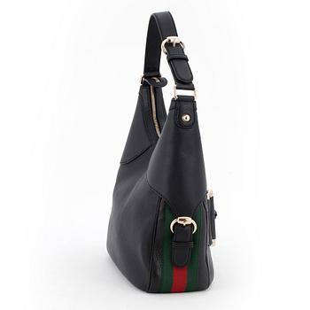 GUCCI, a black leather shoulderbag.