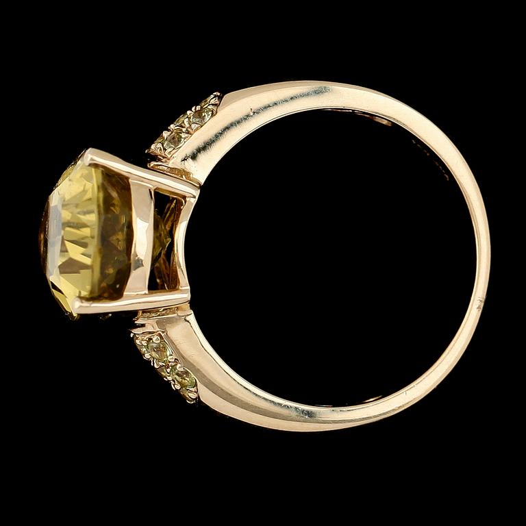 RING, 14K guld med grön kvartz och peridoter.