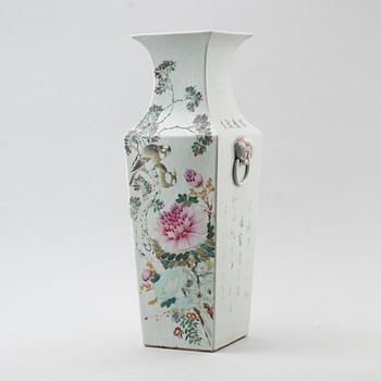 A squared famille rose vase, late Qing dynasty (1644-1912).