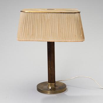 PAAVO TYNELL, PÖYTÄVALAISIN, malli 5066, Taito Oy, 1940-luku.