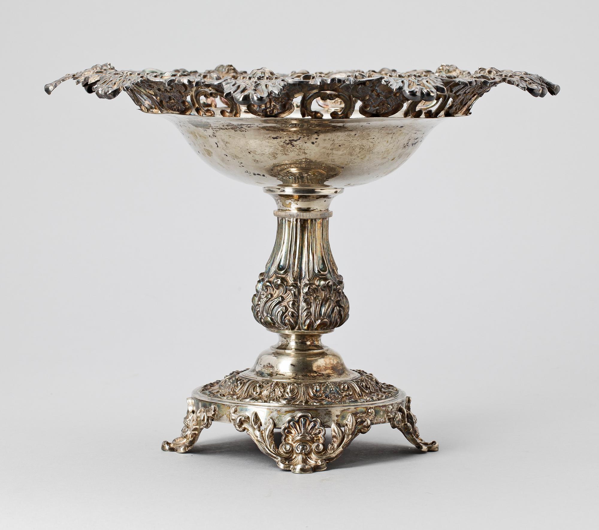 SKÅL PÅ FOT, silver, senempire, Adolf Zethelius Stockholm 1839. Vikt ca 985 gram.