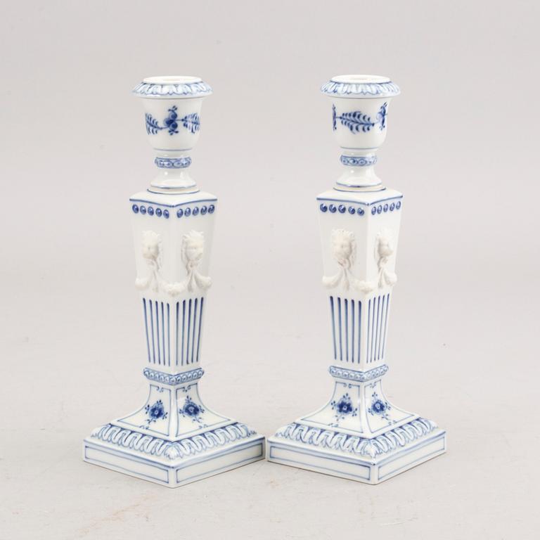 LJUSSTAKAR ett par "Musselmalet" Royal Copenhagen Danmark 1900-talets andra hälft porslin.