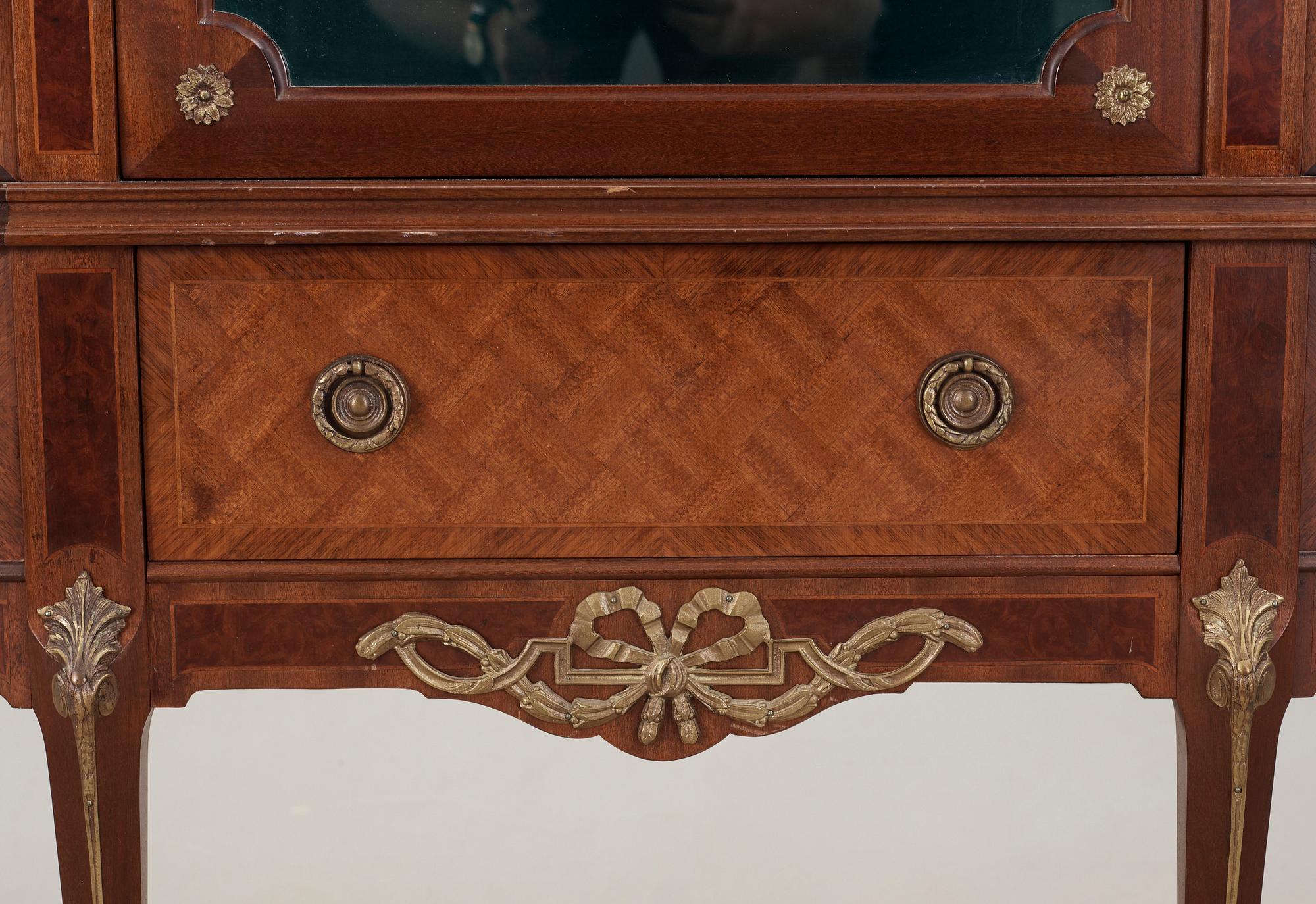 VITRINSKÅP, Louis XVI-stil, 1900-talets mitt.