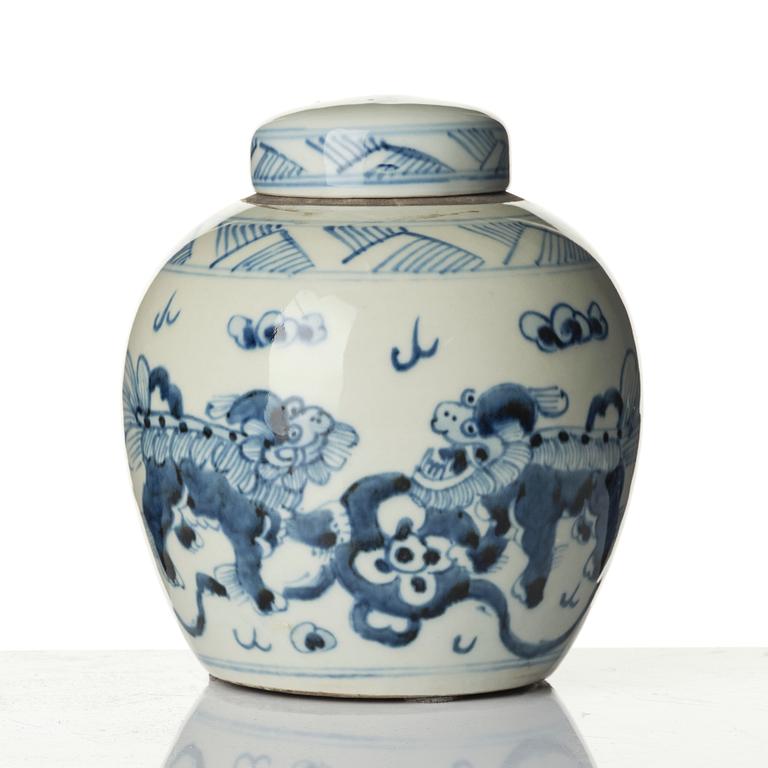 A blue and white porcelain pot, China, Qing dynasty, 19th century.