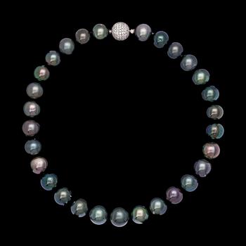 1285. A cultured Tahiti pearl necklace, 15,3-13,5 cm, clasp with brilliant cut diamonds, tot. 3.20 cts.