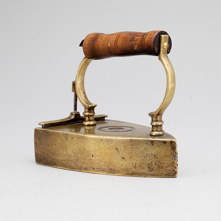 STRYKJÄRN, mässing, bär märkning, 1800-tal.