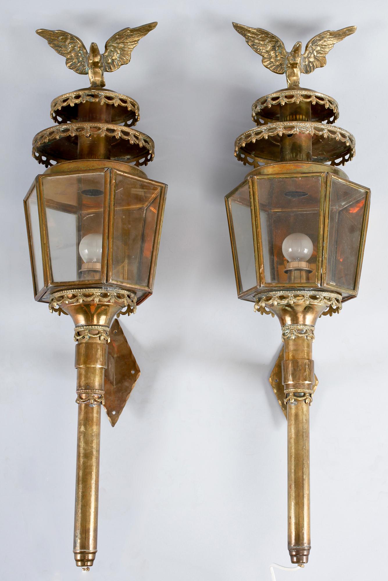 VAGNSLYKTOR, ett par, mässing, delvis senempire, 1800-talets mitt. Säljes till förmån för Röda Korset.