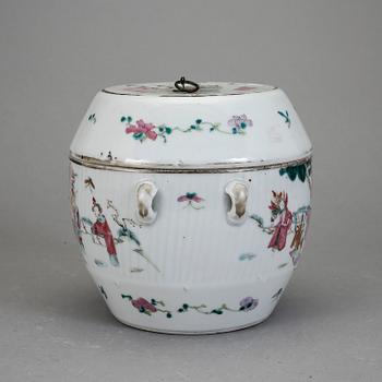 KAROTT MED LOCK, porslin, Kina omkring 1900.