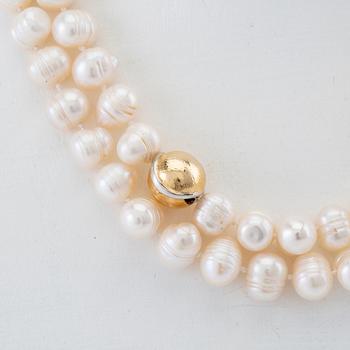 Ole Lynggaard, 3 necklaces and 1 bracelet of cultured freshwater pearls with a clasp in 18K white and red gold.