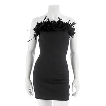 537. DSQUARED, a black woolblend dress with feathers, size 40.