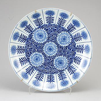 A large blue and white 'astor pattern' serving dish, Qing dynasty, early 18th century.