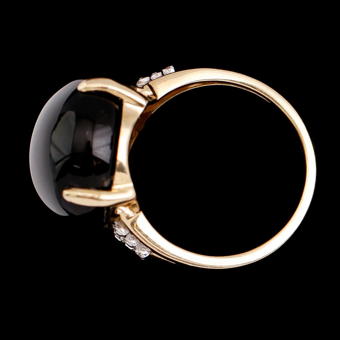 RING, 10 k guld, cabuchonslipad bruntonad kvarts, mindre briljanter.