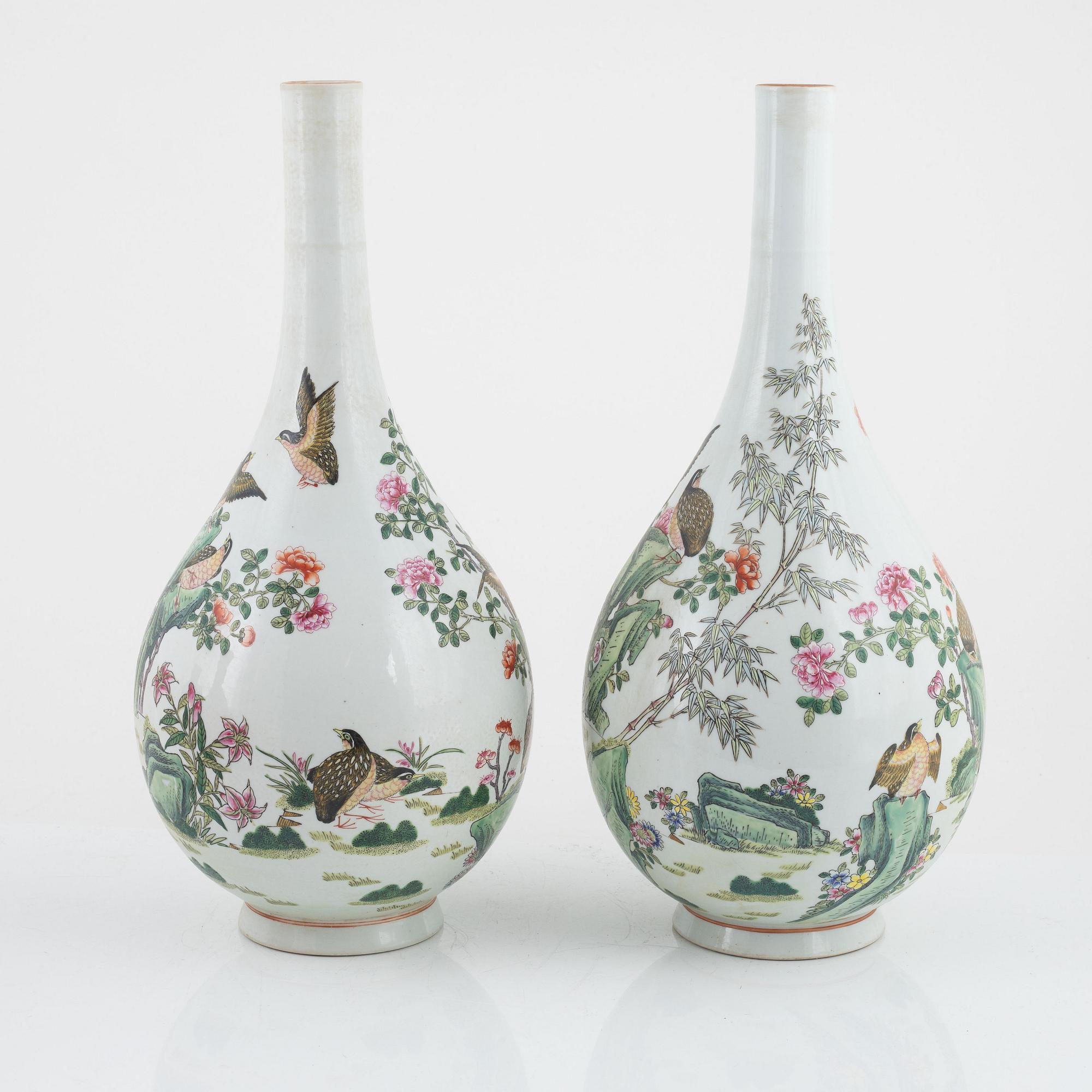 Vaser, ett par, porslin, Kina, 1900-tal.