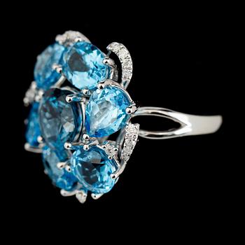 RING, 14K vitguld, blå topaser och diamanter.