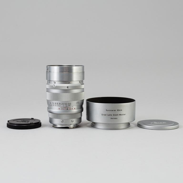 A chrome Leica Summarex f=8,5 cm 1:1,5 lens no 1008826 designed by av Max Berek, Ernst Leitz, Wetzlar . 1943-1960.