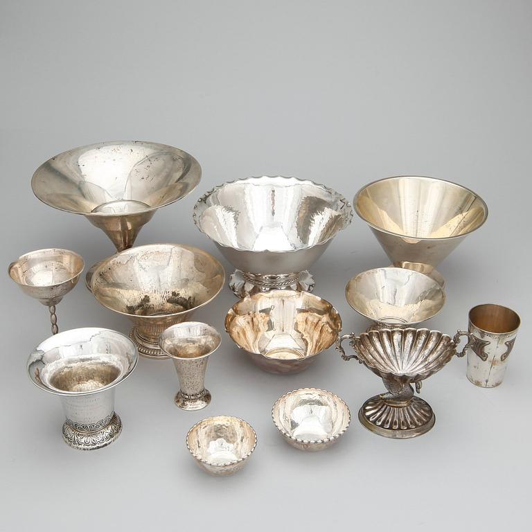 PARTI SKÅLAR OCH BÄGARE, 13 delar, silver, bland annat CG Hallberg, Stockholm, 1933. Vikt ca 1737g.