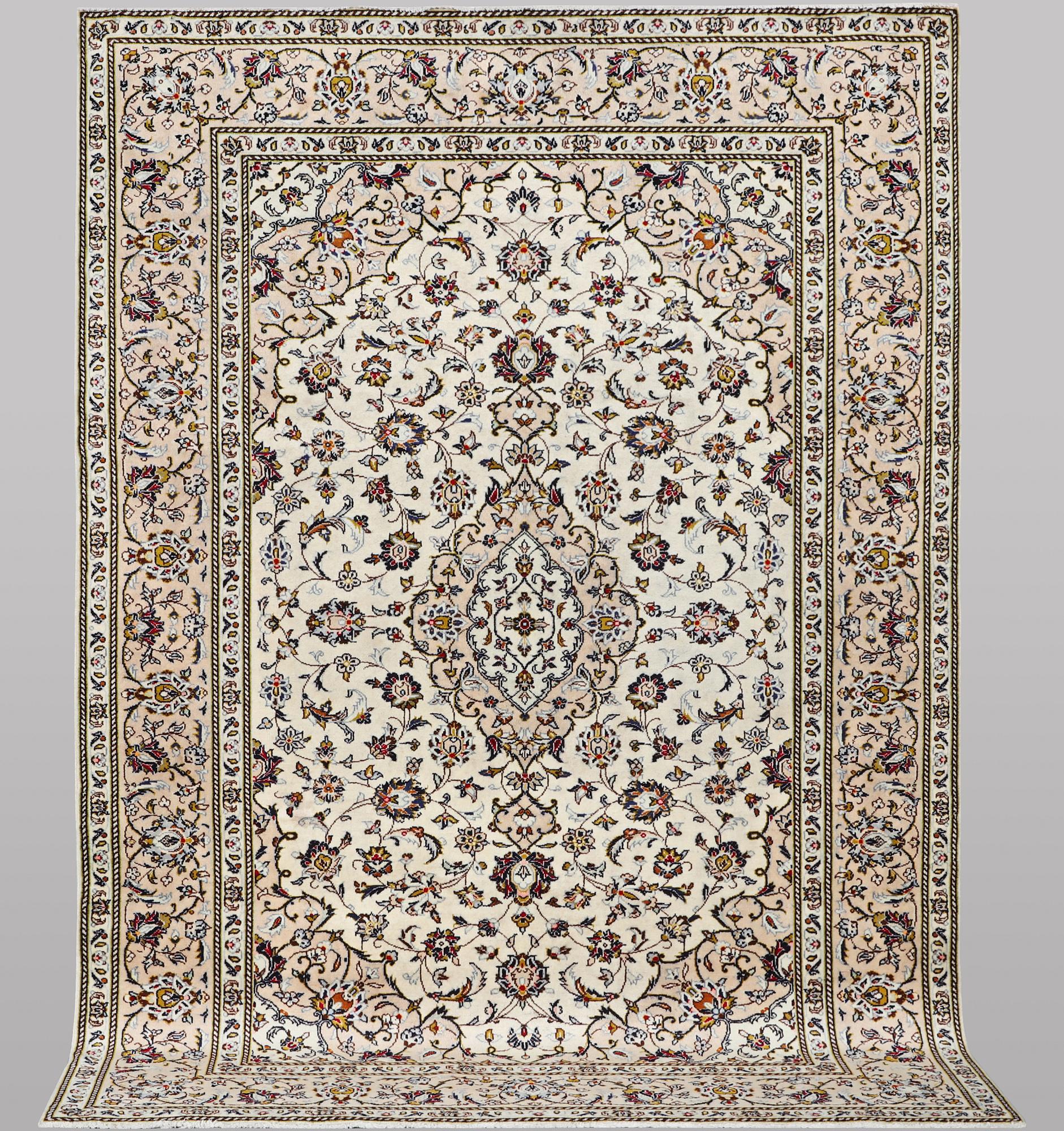 A carpet, Kashan, ca 298 x 197 cm.