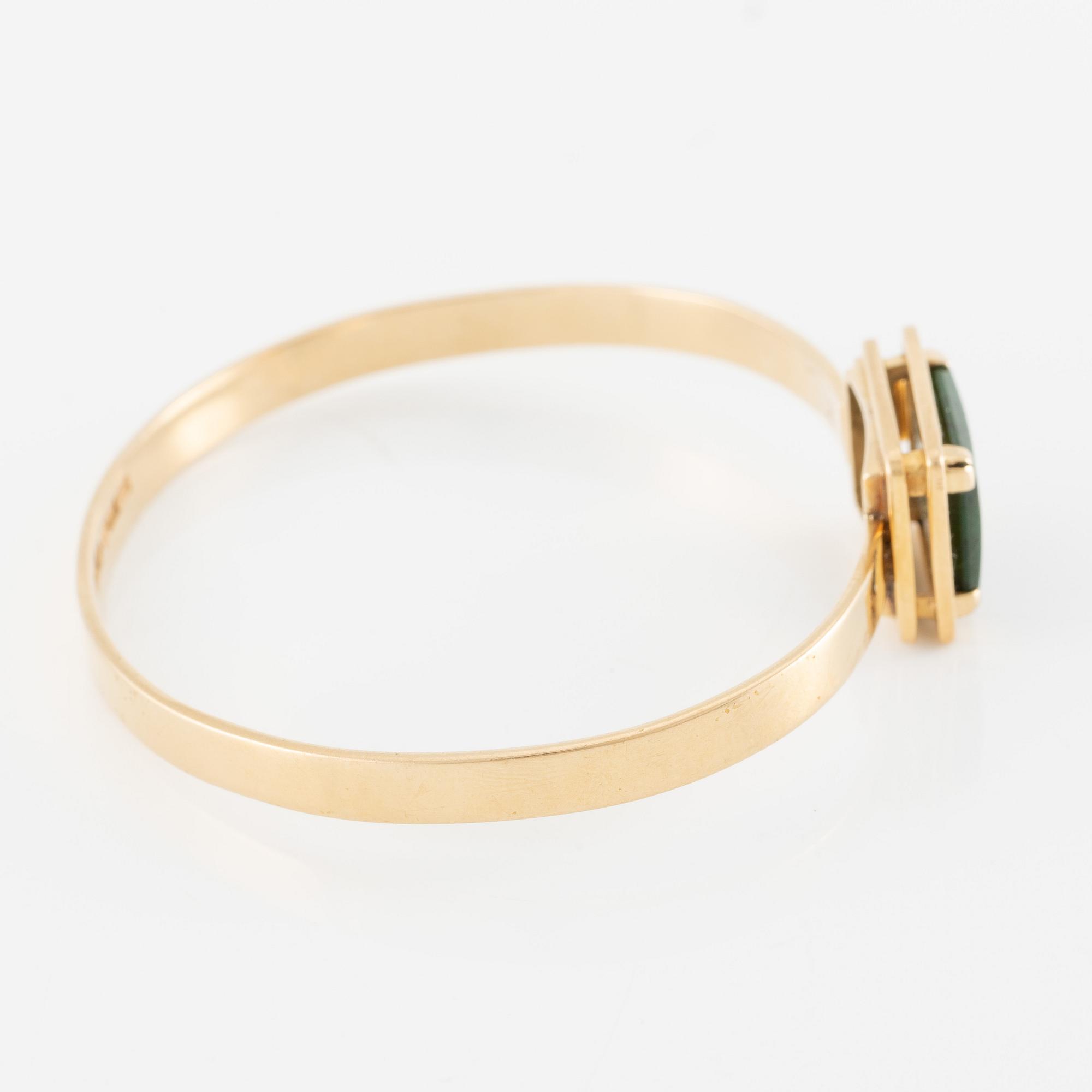 Bracelet 18K gold with green stone.