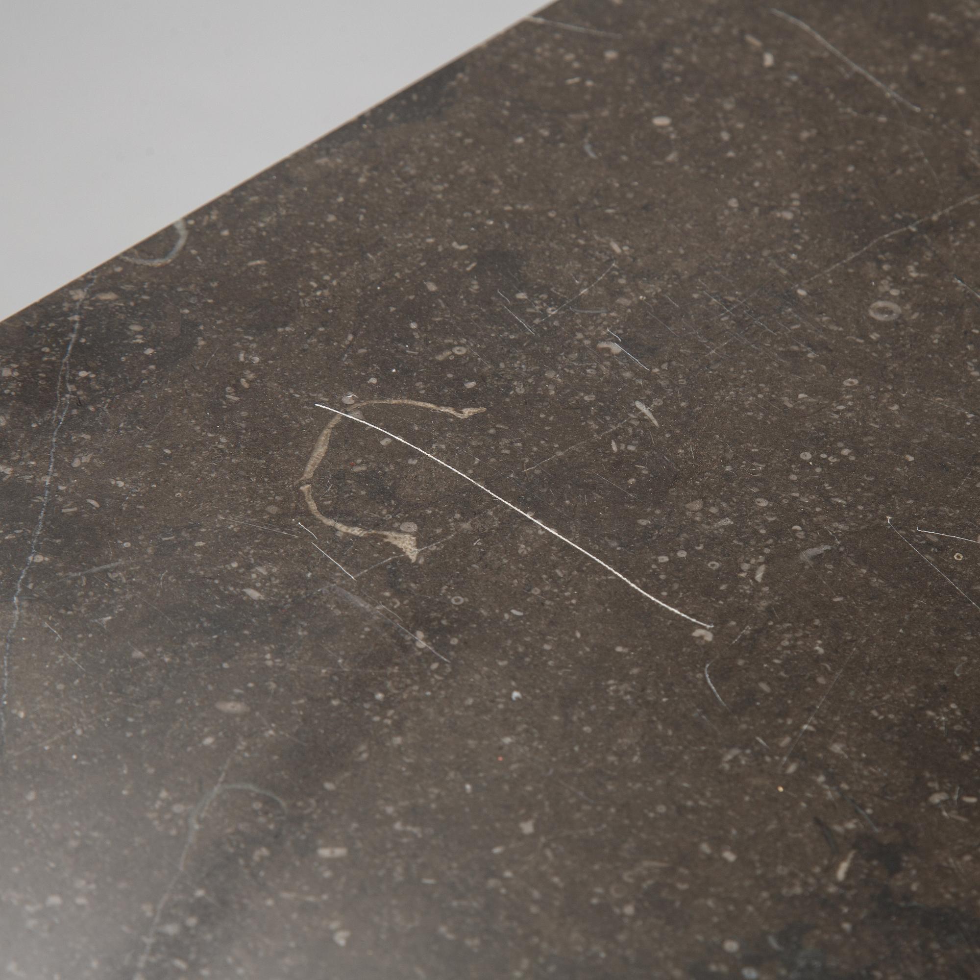 A gustavian style chest of drawers. First half of the 20th century.