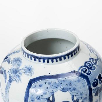 Urna med lock, porslin, Kina, Qingdynastin, 1800-tal.