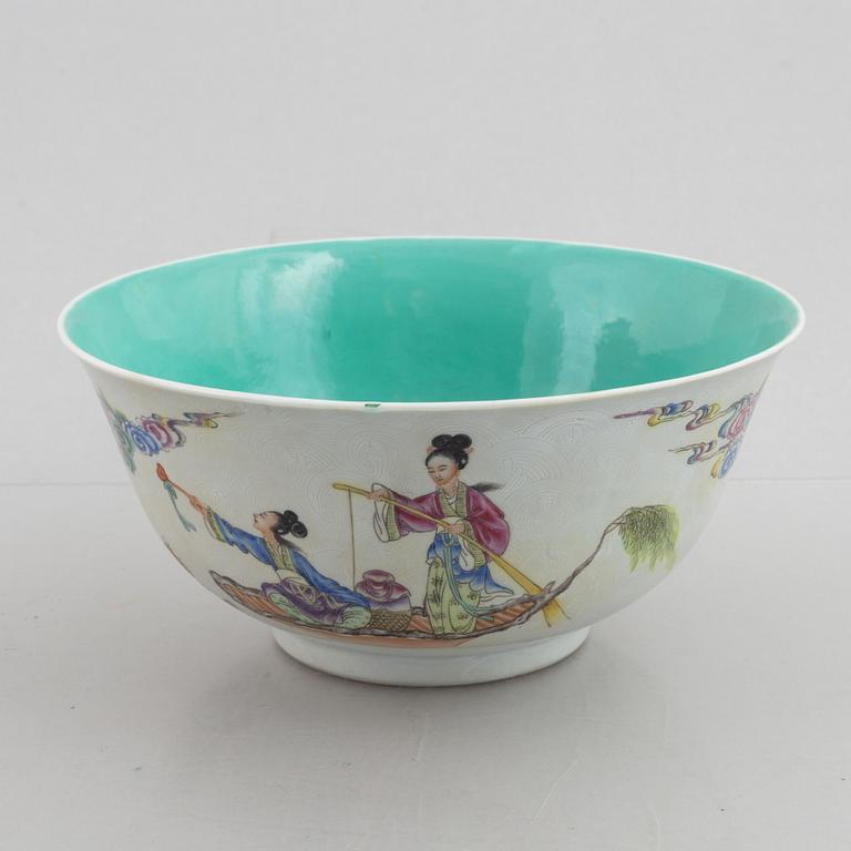 A Chinese famille rose sgraffito porcelain bowl, 20th century.