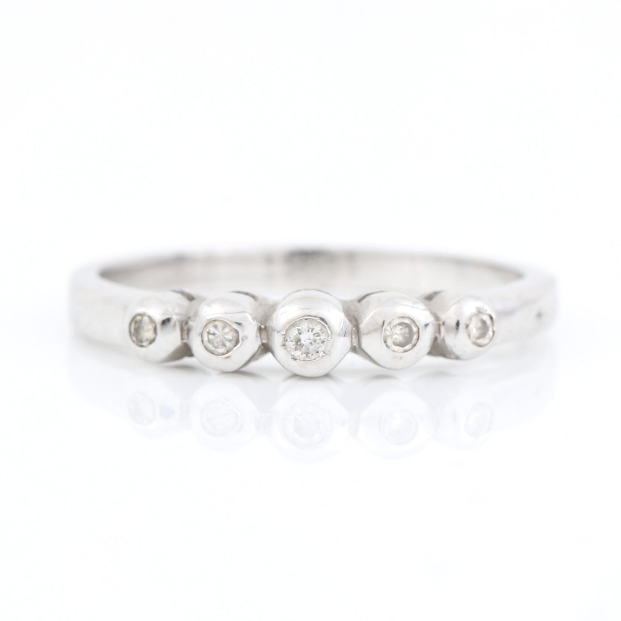 RING, 14k vitguld med briljantslipade diamanter, tot ca 0,06 ct. Vikt ca 2,6 gram.