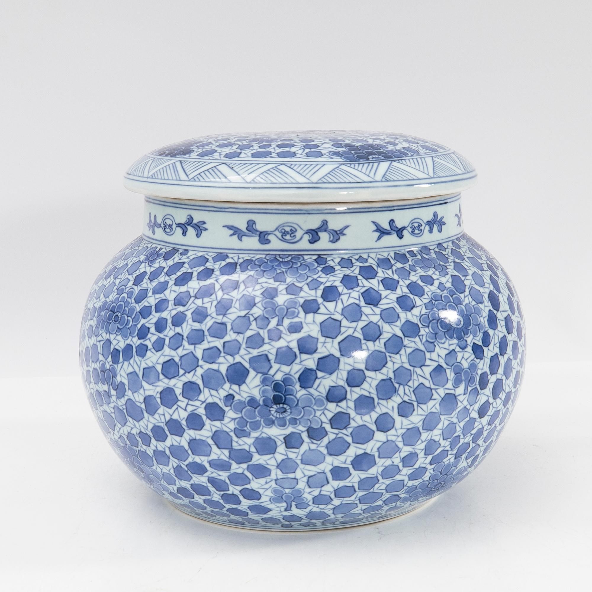Urn with lid, China, 20th century.