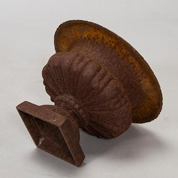 Two garden urns in cast iron, 19th/20th century.