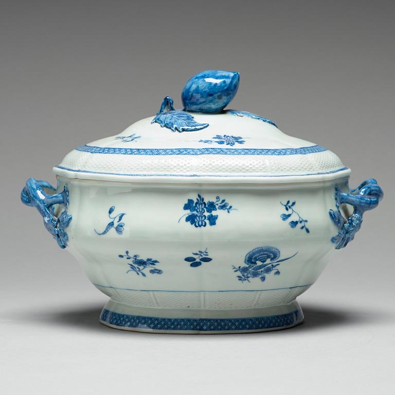 A blue and white tureen with cover, Qing dynasty, Qianlong (1736-95).