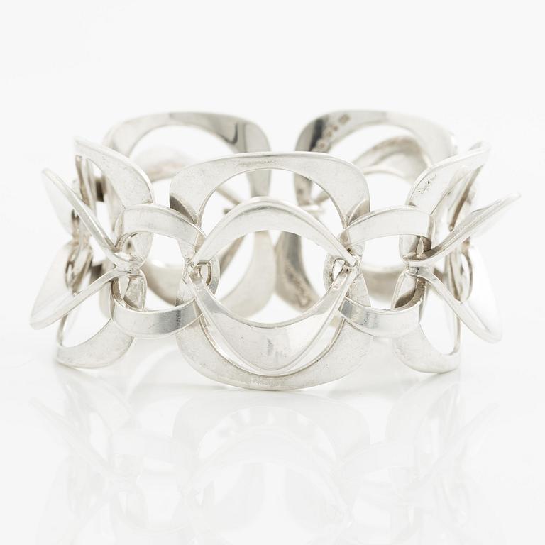 Theresia Hvorslev, a bracelet, silver, Falköping 1972. For Alton.