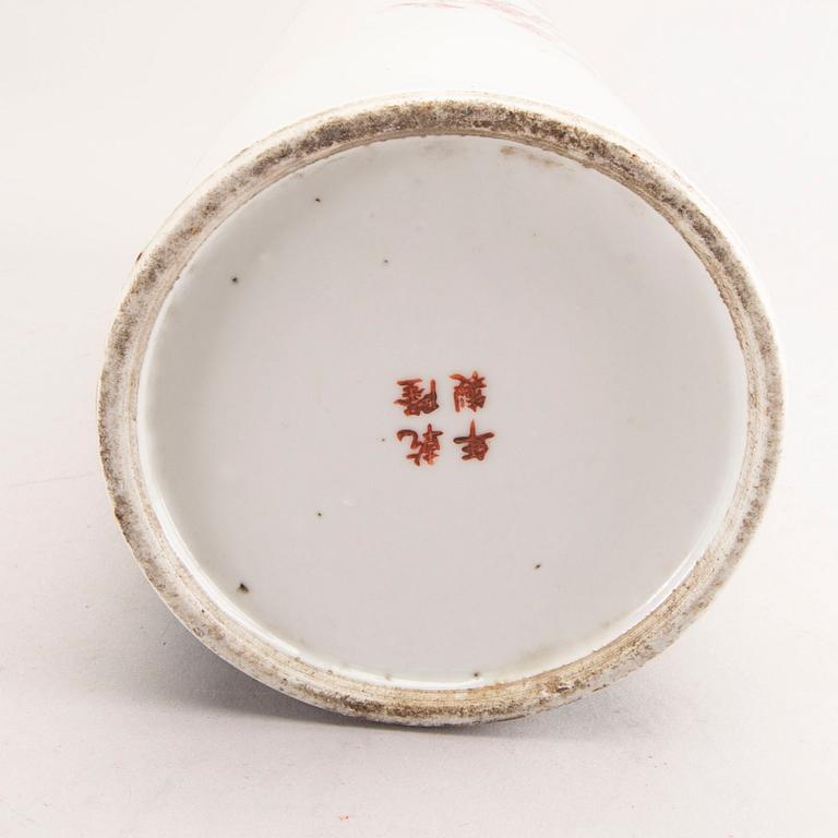 Perukvas, porslin, Kina omkring 1900.