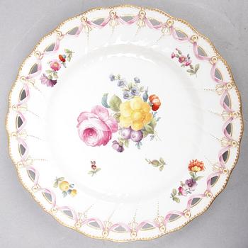 GALLERSKÅL MED FAT, porslin, Royal Copenhagen.