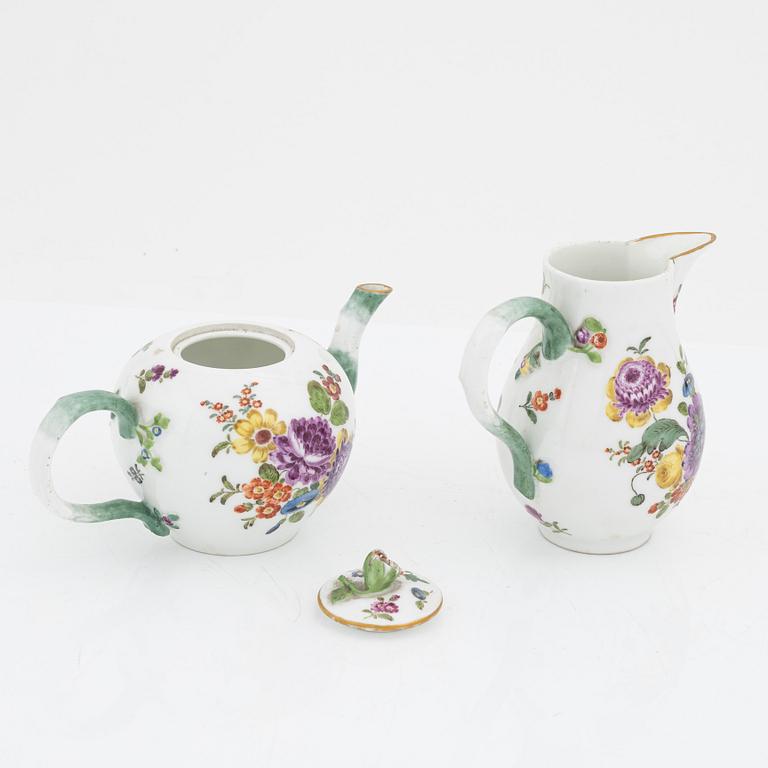 A Meissen porcelain teapot and creamer, Punktzeit (1756-1773).