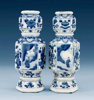 1513. A pair of blue and white double gourd hexagonal vases, Qing dynasty, Kangxi (1662-1722). (2).