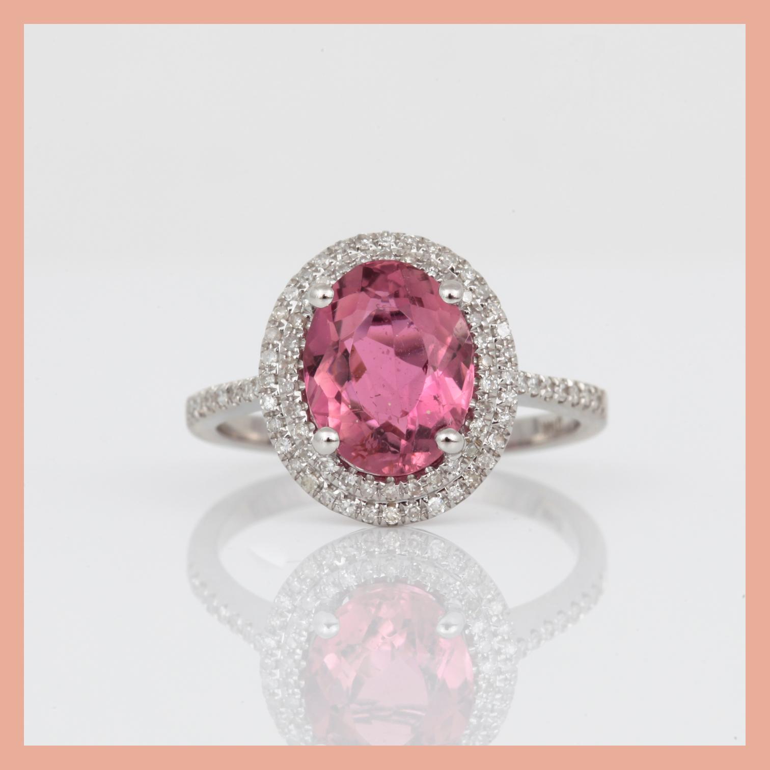 RING, 14K vitguld med ovalslipad rosa turmalin, ca 3,15 ct omgive av små diamanter tot ca 0,58 ct. Total vikt ca 3,24 g.