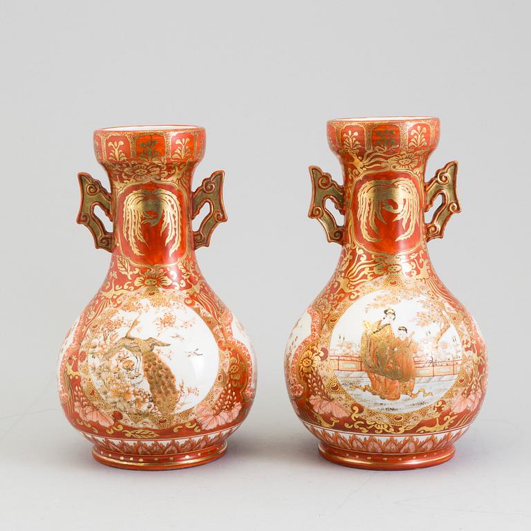 A pair of Kutani vases, Meiji (1868-1912).