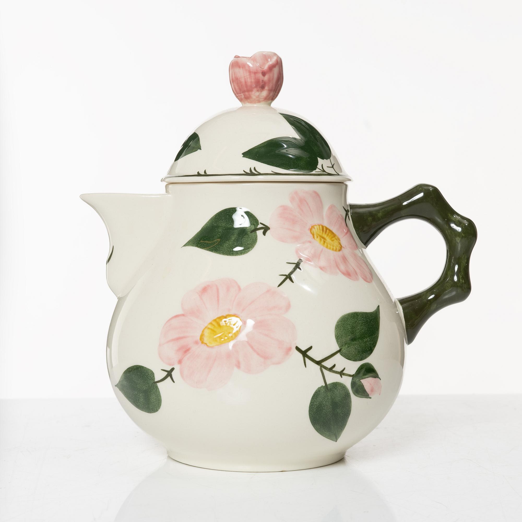 A 110-piece 'Wild rose' porcelain tea and dinner service, Villeroy & Boch, Germany.